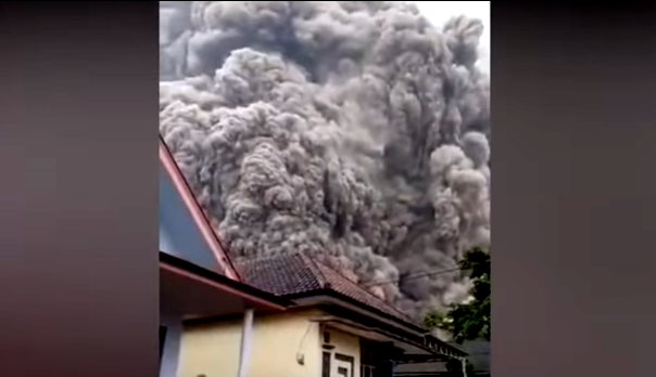La erupción de un volcán en Indonesia causa 14 muertos