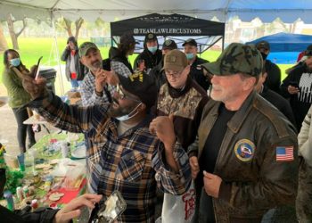 Schwarzenegger donó 25 casas a veteranos sin hogar