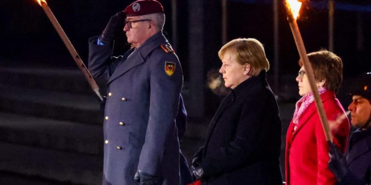 Ángela Merkel despedida con todos los honores