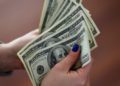 Ya pueden enviarse dólares a Cuba y se entregan a domicilio