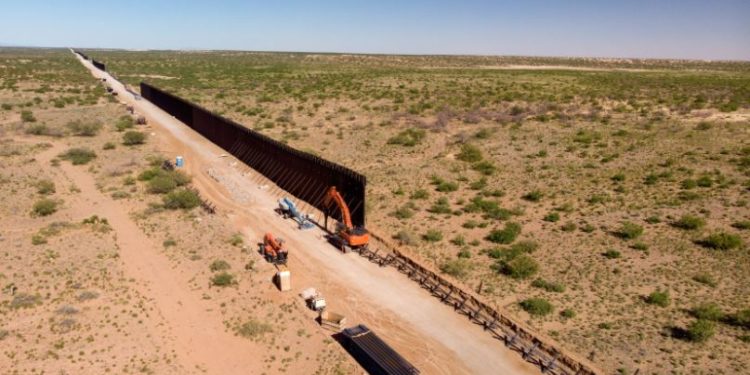 Comienza construcción del muro tejano en frontera con México