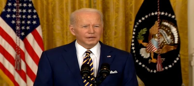 Biden asegura que EEUU está más unificado que hace un año