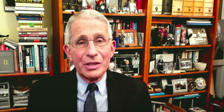 El Dr. Anthony Stephen Fauci, su esposa y sus hijas, han recibido amenazas violentas por parte de grupos antivacunas.