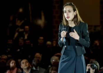 Economista Julia Cagé propone que recompongamos la democracia cambiando la forma en que se financia