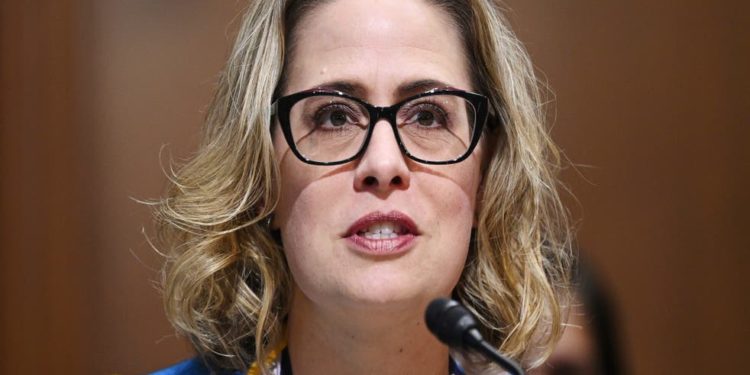 Representante de origen latino desafía a senadora Kyrten Sinema