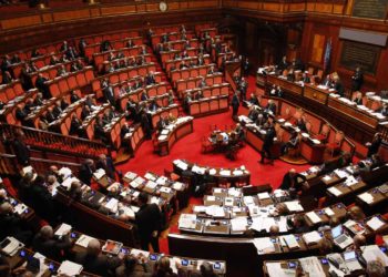 Tres días de votos nulos y cero humo blanco en Italia