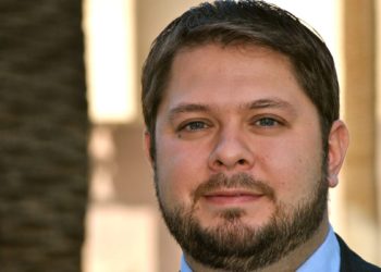 Representante de origen latino desafía a senadora Kyrten Sinema