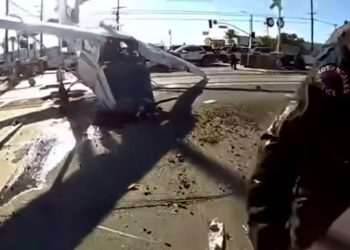 Video del día: Espectacular rescate de piloto de avioneta que cayó en la vía de un tren a segundos de pasar