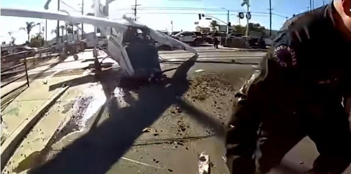 Video del día: Espectacular rescate de piloto de avioneta que cayó en la vía de un tren a segundos de pasar