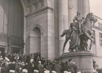 Por racista: Retiran estatua de Theodore Roosevelt en Nueva York