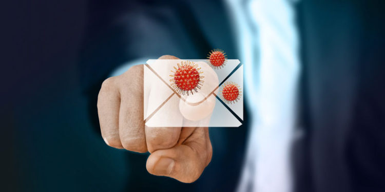 La posibilidad de que la variante Ómicron del Sars-Cov 2 viaje en un sobre de correos es muy improbable, según los expertos.