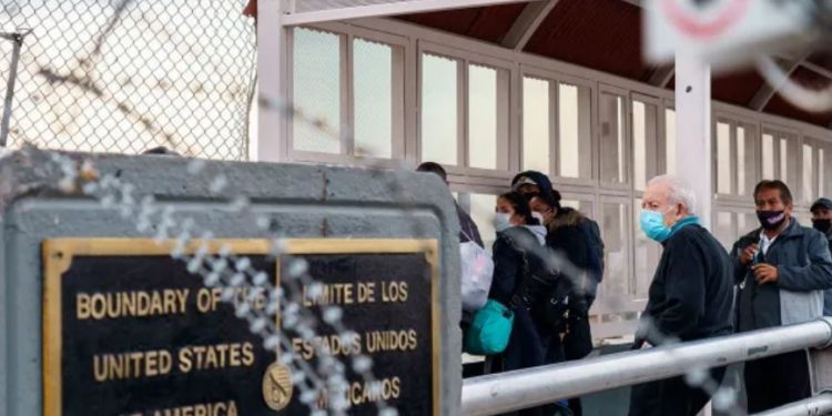 Gobierno de Biden busca ofrecer ayuda legal a indocumentados detenidos