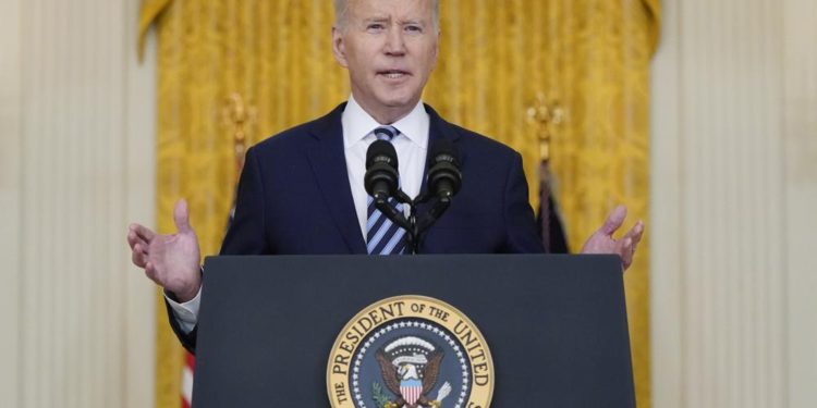 Biden anuncia más sanciones…Mientras Putin invade Ucrania