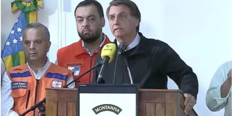 Bolsonaro al sobrevolar la destruida Petrópolis: ”Es casi una imagen de guerra”