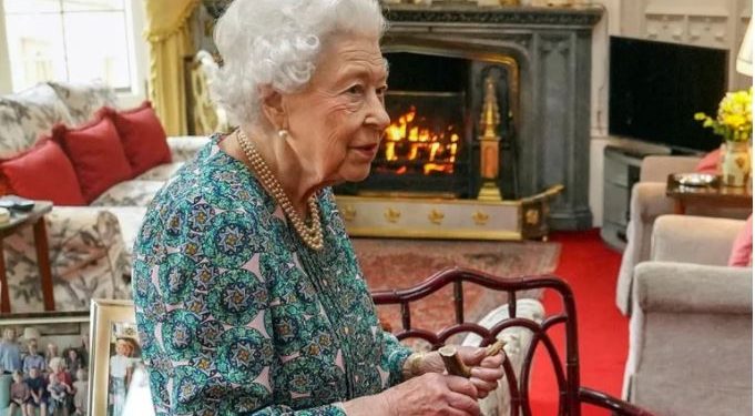 La reina Isabel II da positivo por Covid-19
