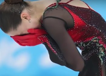 Kamila Valíeva tropezó y fue cuarta  en una final impresionante