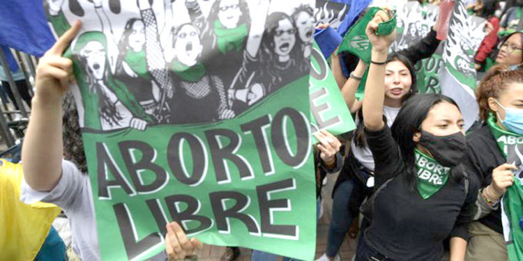 Hoy solo un 20 por ciento de los colombianos aprueba que las mujeres vayan a la cárcel por abortar.