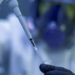 Los anticuerpos monoclonales combaten directamente las infecciones sin esperar a que nuestro sistema inmunitario responda al virus. 