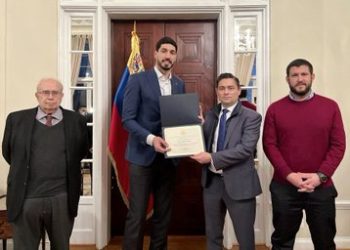 Embajada de Venezuela otorgó reconocimiento al jugador de la NBA Enes Freedom
