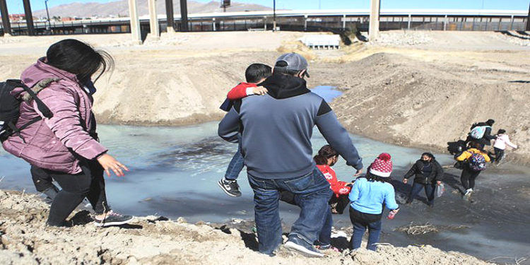 Inmigrantes venezolanos son maltratados fuera y dentro de su país.