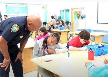 El departamento de policía escolar tiene más de 60 vacantes disponibles.