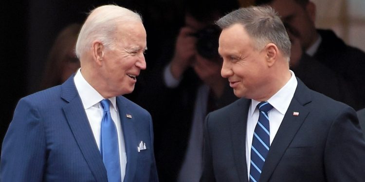 Biden a soldados en Polonia: Luchamos contra la autocracia