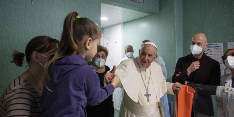 El Papa visita a niños enfermos de Ucrania hospitalizados en el Bambino Gesú