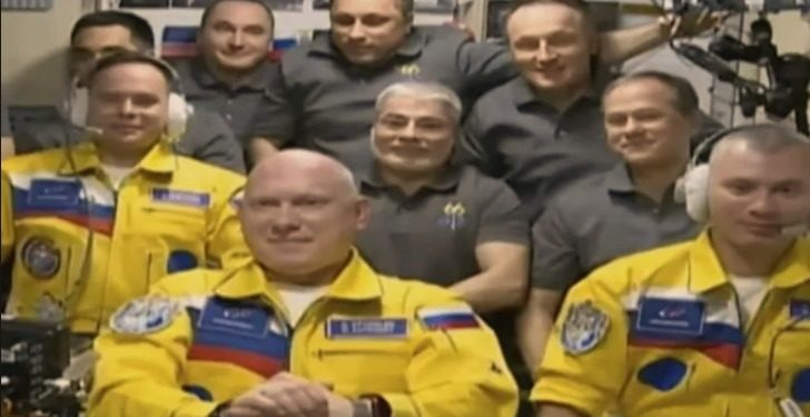 Astronautas rusos llegan a la estación espacial en trajes con los colores de la bandera ucraniana, pero hay una explicación