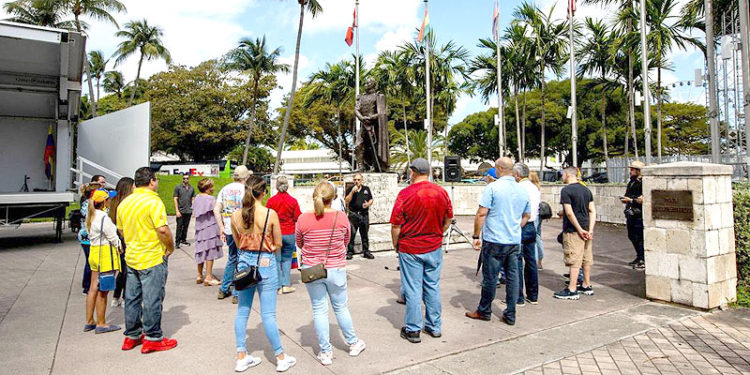 El grupo de manifestantes en contra del acercamiento entre Biden y Maduro, escuchan a Ernesto Ackerman. Foto cortesía Daniel A. Varela.