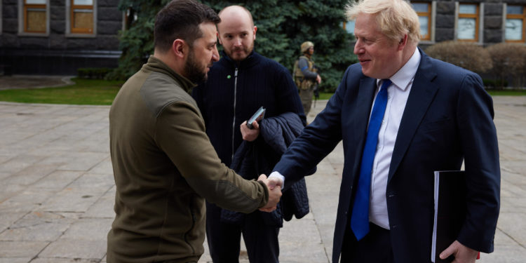 Boris Johnson sorprendió al mundo  al recorrer las calles de Kiev