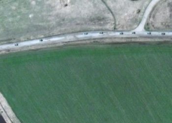 Ocho millas de longitud tiene el convoy ruso que se dirige al este de Ucrania