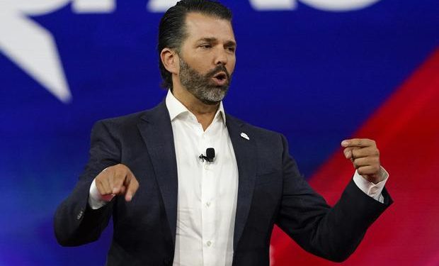 Donald Trump Jr dejó un rastro de mensajes conspirativos que le podrían traer problemas legales