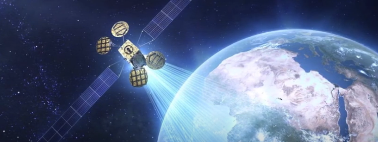 Megamillonarios en guerra: Bezos competirá contra red de satélites de Musk