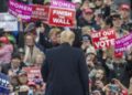 Juez declara a Trump en desacato y le impone multa