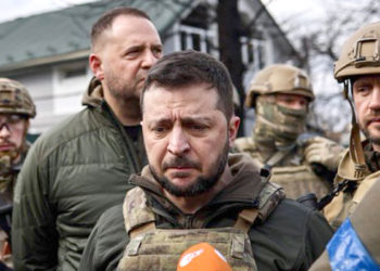 El presidente Zelenski dijo que en Bucha también hubo "crímenes de guerra".
