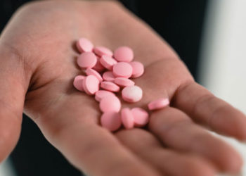 El consumo diario de aspirina se asocia con derrames internos.