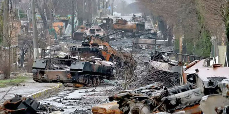 Tanques de las tropas rusas quedaron destruidos en la entrada de la ciudad de Bucha.