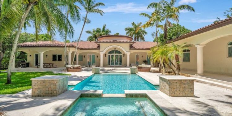 Ex jugador de los Miami Heat vende propiedad en Pinecrest por $ 5.000.000