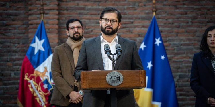 Desaprobación a gobierno de Boric asciende aceleradamente