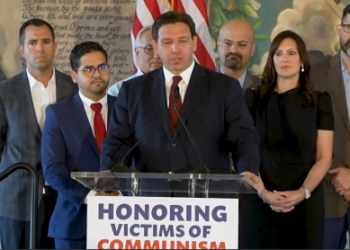 DeSantis firma ley que establece el ‘Día de las Víctimas del Comunismo’