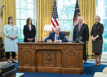 Biden firmó  Ley de $ 1.5 billones  de más ayuda para Ucrania