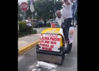Exilio cubano en Miami destruye discos de Laura Pausini fotos de la cantante con miembros de Seguridad del Estado de Cuba
