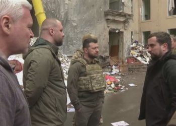 Zelenski visitó a las tropas en Járkov