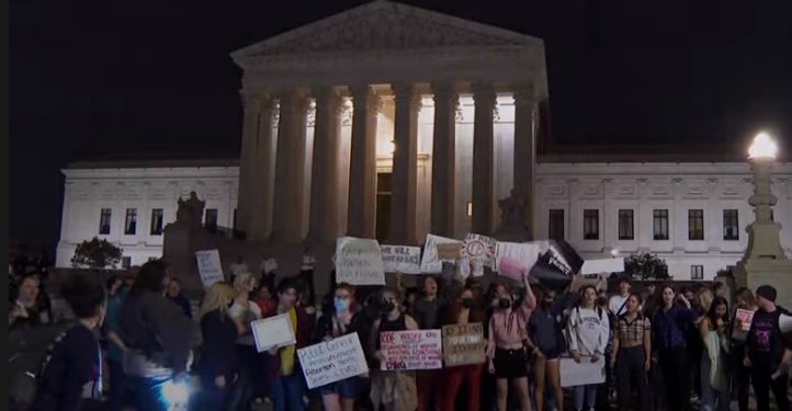 Filtración de documento sobre el aborto crea un caos en Corte Suprema de EEUU