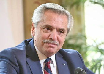 Alberto Fernández se fue a Europa, para ofrecer su gas licuado y granos.
