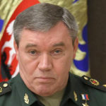 El general ruso, Valeri Guerásimov, subió por sus propios pies al avión que lo evacuó.