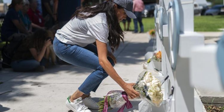 Meghan Markle llevó ofrenda floral a víctimas de masacre en Texas