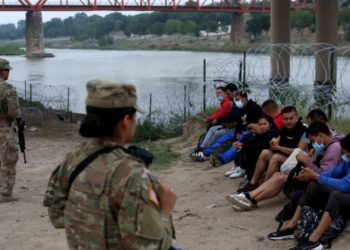 Juez estadounidense hace más difícil que migrantes en la frontera crucen el Río Grande