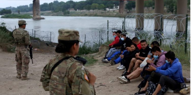 Juez estadounidense hace más difícil que migrantes en la frontera crucen el Río Grande