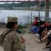 Juez estadounidense hace más difícil que migrantes en la frontera crucen el Río Grande